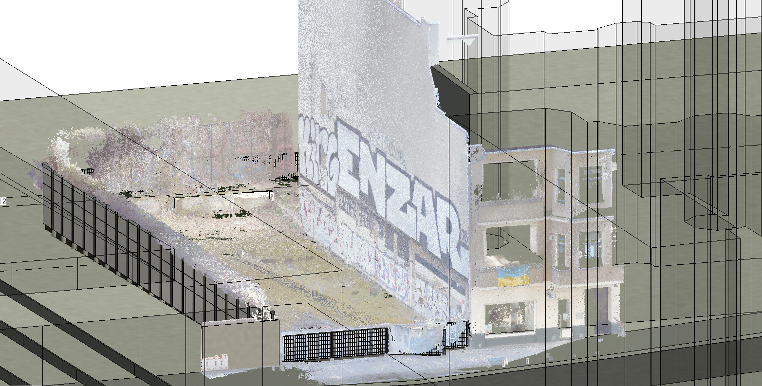 Punktwolke des Baugrundstücks mit Nachbarwand und Stützmauer über dem Umgebungsmodell, Berlin Bleibtreustraße